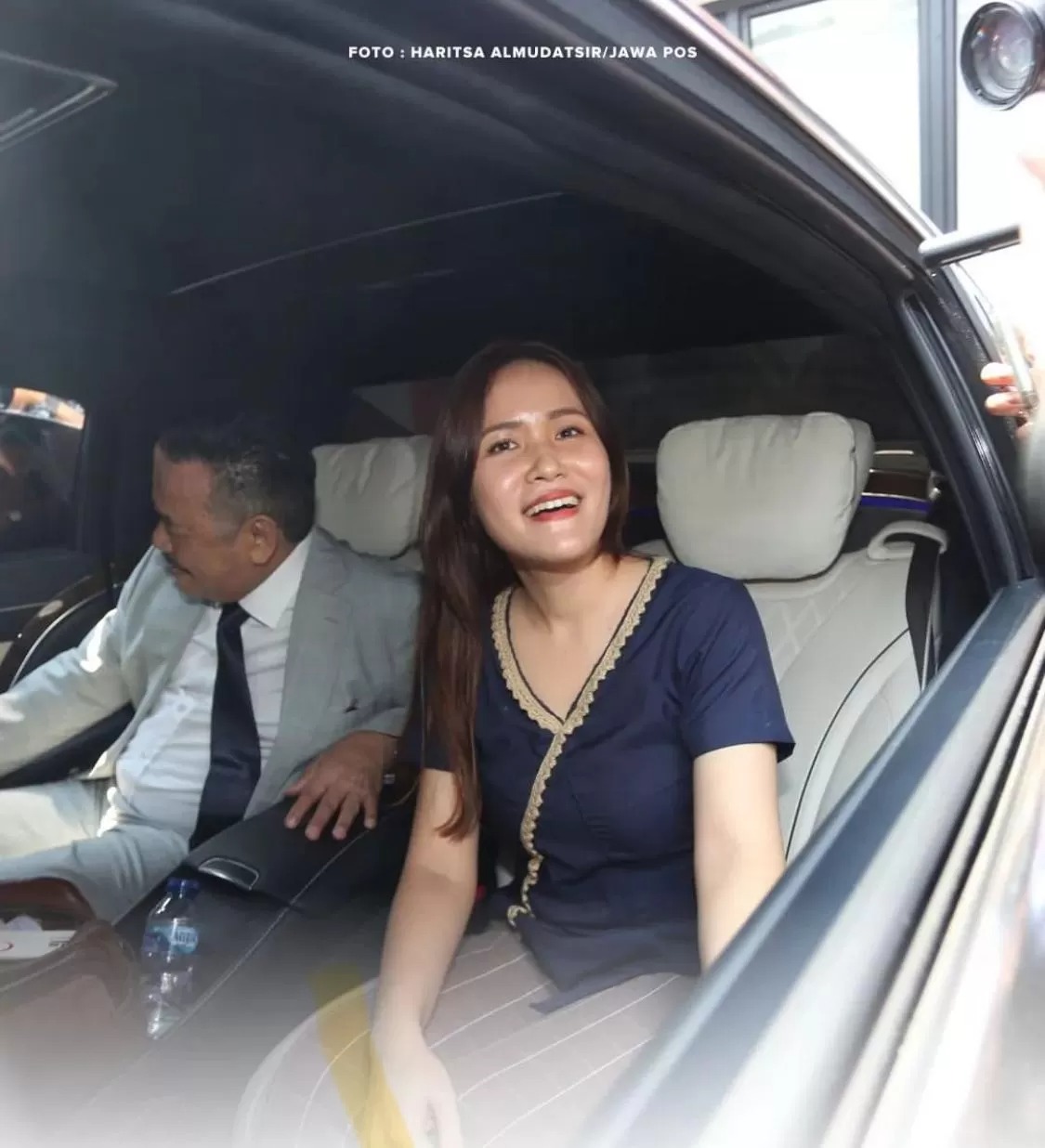 Senyum sumringah Jessica Kumala Wongso setelah pembebasan bersyarat. Foto: Jawa Pos