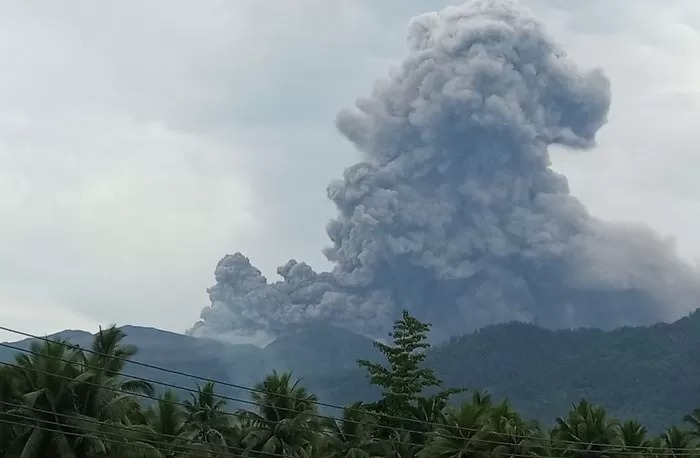 Gunung Dukono saat mengeluarkan abu vulkanik. Foto: Jawa Pos