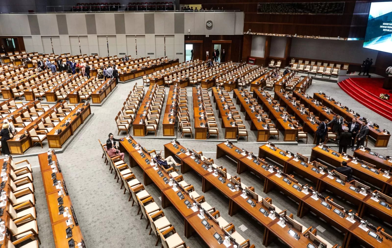 Banyak kursi kosong, rapat paripurna pengesahan RUU Pilkada ditunda karena tidak kuorum. Foto: Jawa Pos