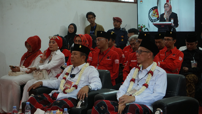 Hendy SIswanto dan Gus Firjaun Barlaman (Mega Silvia)