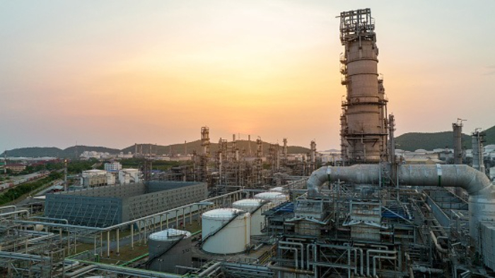 Kilang minyak yang memproduksi BBm jenis pertalite (istockphoto.com)