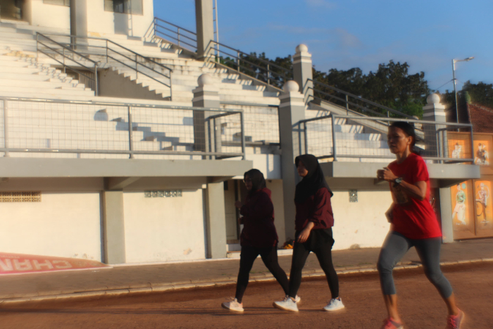 RUTIN: Sejumlah warga Lumajang rutin beraktivitas lari di Stadion Semeru. (MUHAMMAD HASBI/RADAR SEMERU)