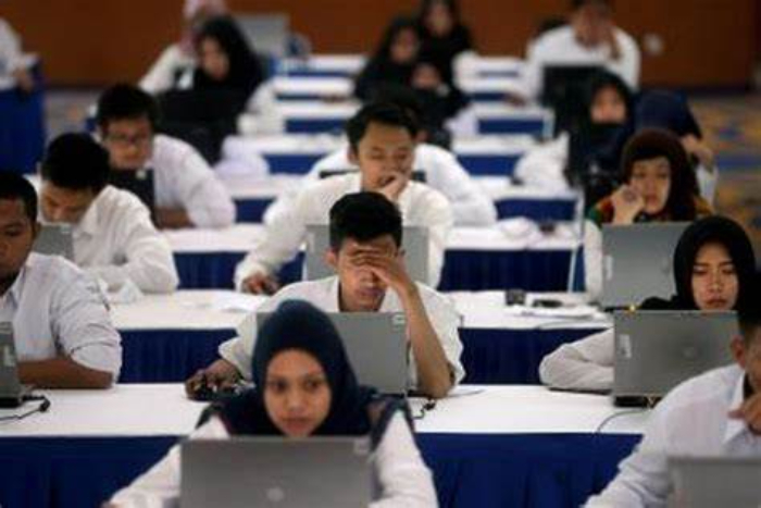 Suasana calon PNS mengerjakan soal ujian  (rumahpendidik.github.oi)