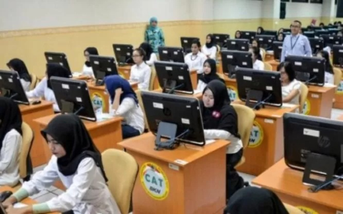 Ilustrasi mengerjakan soal CPNS