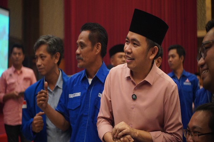 SIKAPI PENDIDIKAN: Bacabup Muhammad Fawait bersama pendukunganya, beberapa waktu lalu. (YULIO FA/RADAR JEMBER)