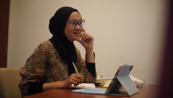 KENANGAN DAN HARAPAN: Khikmatul Lailiyah menunjukkan karyanya yang mengabadikan pengalaman, cerita dan harapan dalam buku diary.