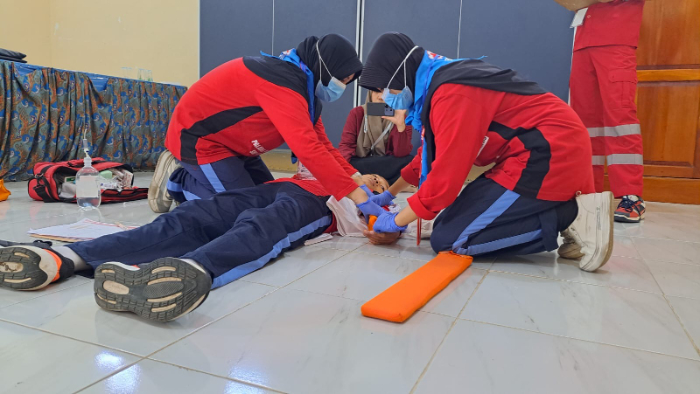 PIAWAI: Relawan KSR dan PMR Jember dipacu untuk dapat melakukan tindakan pertolongan pertama dengan cepat dan tepat. PMI JEMBER