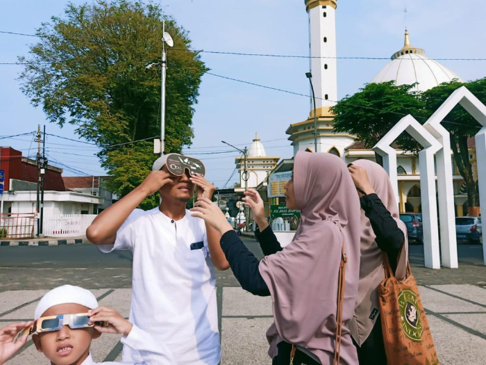 FOKUS: Pengunjung di Alun-alun Lumajang ikut tergabung melihat pengamatan fenomena di langit Lumajang, Kamis (19/9).
