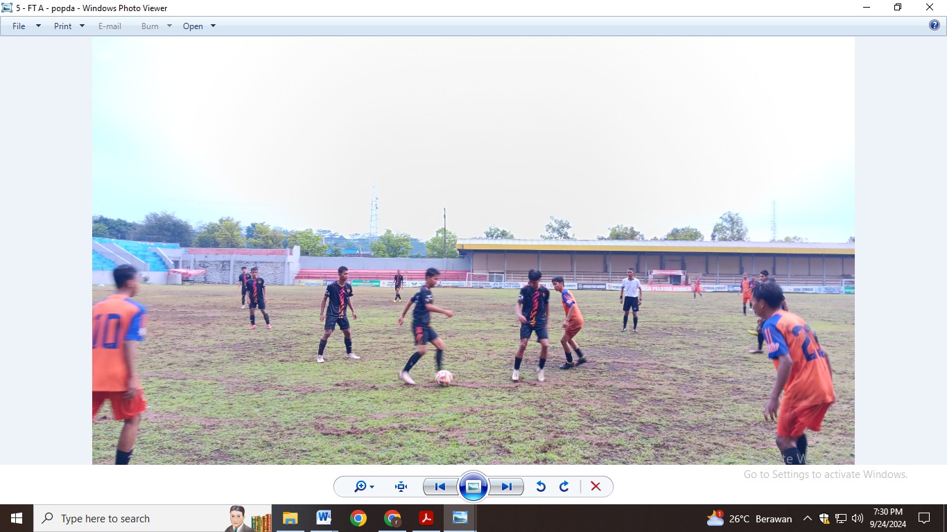 M ADHI SURYA/RADAR JEMBER  SUKSES BESAR: Tim sepak bola Popda Jember (gelap) melakoni laga uji coba melawan Cahaya Madura di Stadion Notohadinegoro, kemarin (24/9).