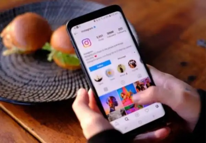 Potret handphone membuka media sosial Instagram (canva)