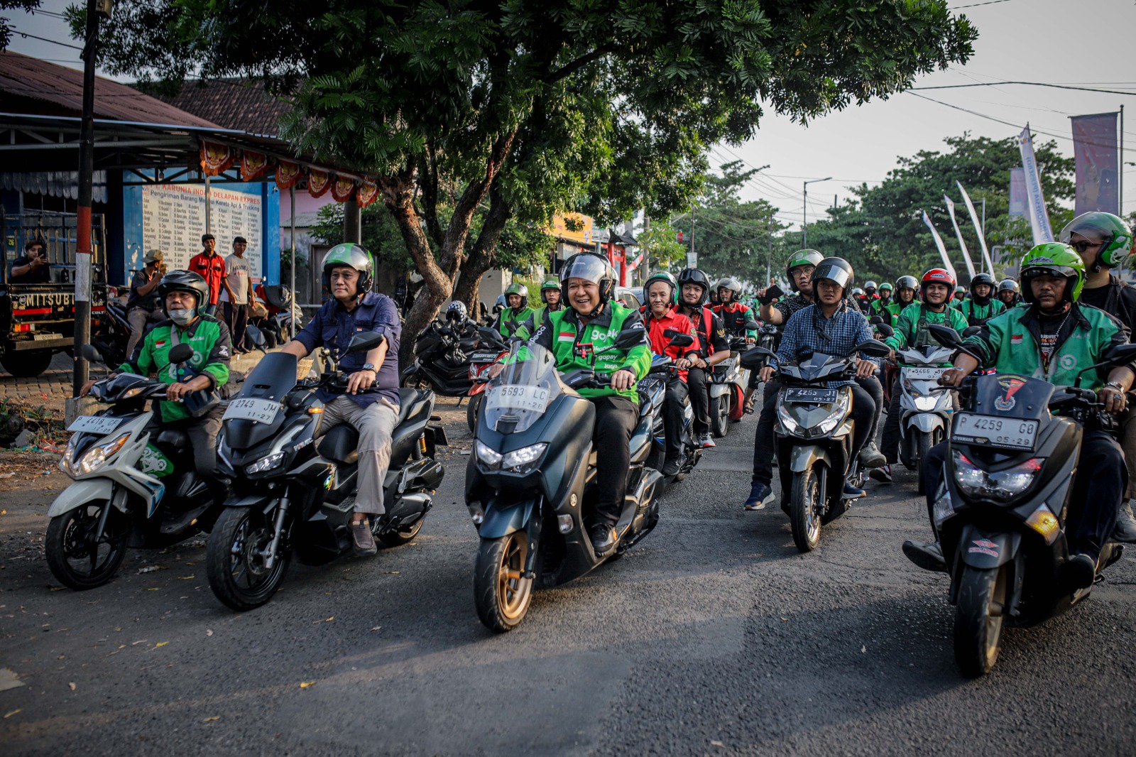 Bupati Jember, Hendy Siswanto ikut meramaikan konvoi peresmian titik jemput ojol stasiun (Pemkab Jember)
