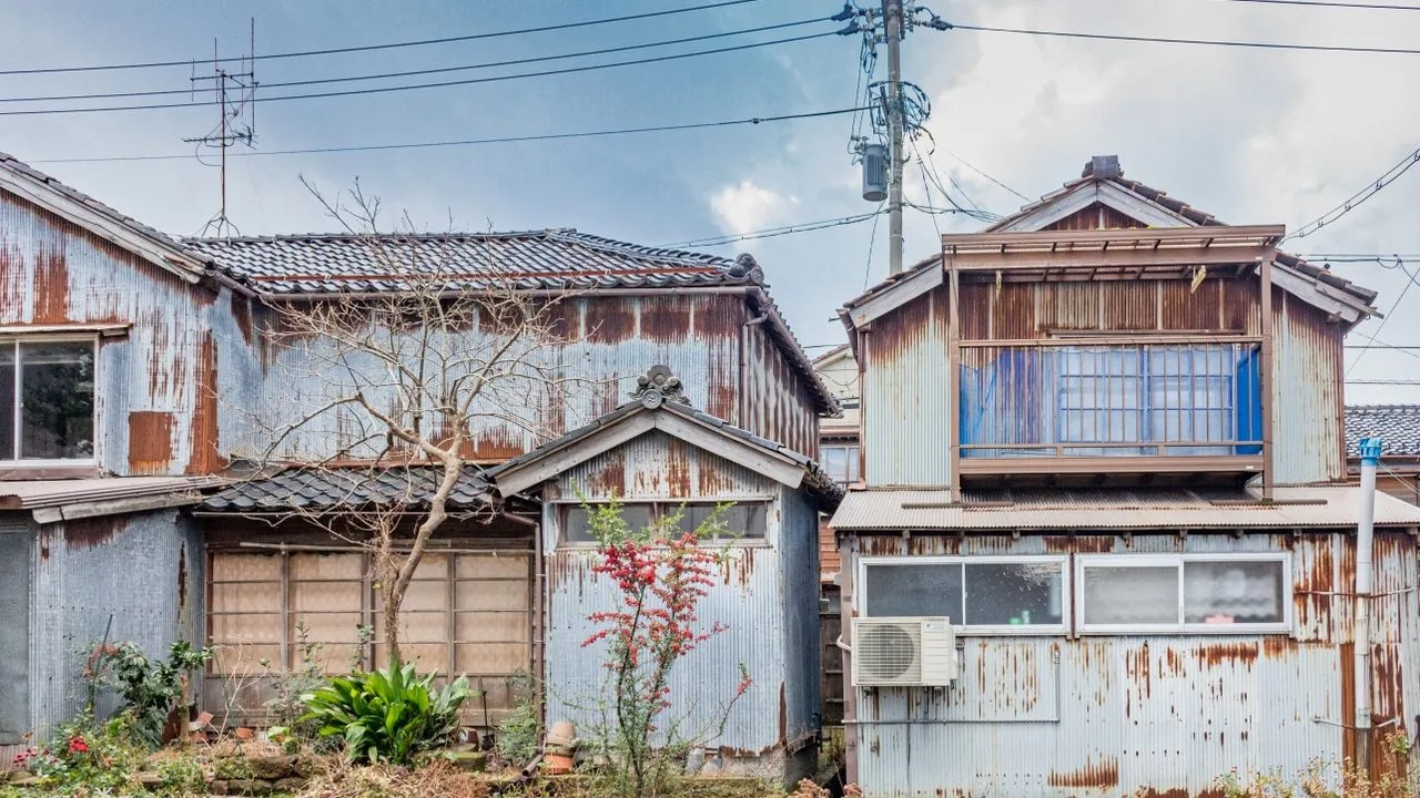 Salah satu rumah yang terbengkalai akiat fenomena akiya di jepang (sijori.id)