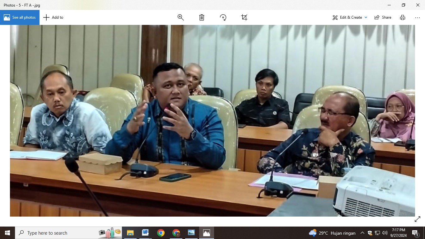 Kepala Bapas Jember John Arisadewa (tengah) berbicara dalam rakor rencana pembentukan Satgas PMPA di aula bawah Kantor Pemkab Jember, Kamis (26/9). (MEGA SILVIA/RADAR JEMBER)