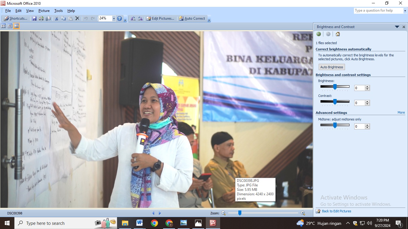 Pengelola Bidang Pemberdayaan dan Perlindungan Perempuan pada DP3AKB Jember Solehati Nofitasari memberikan bahan diskusi dalam merumuskan Satgas PMPA (MEGA SILVIA/RADAR JEMBER)