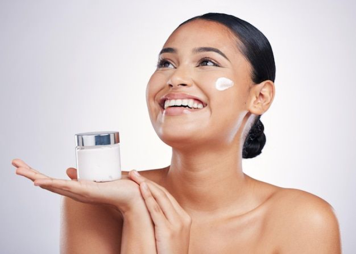 Ilustrasi melakukan skincare (freepik.com)