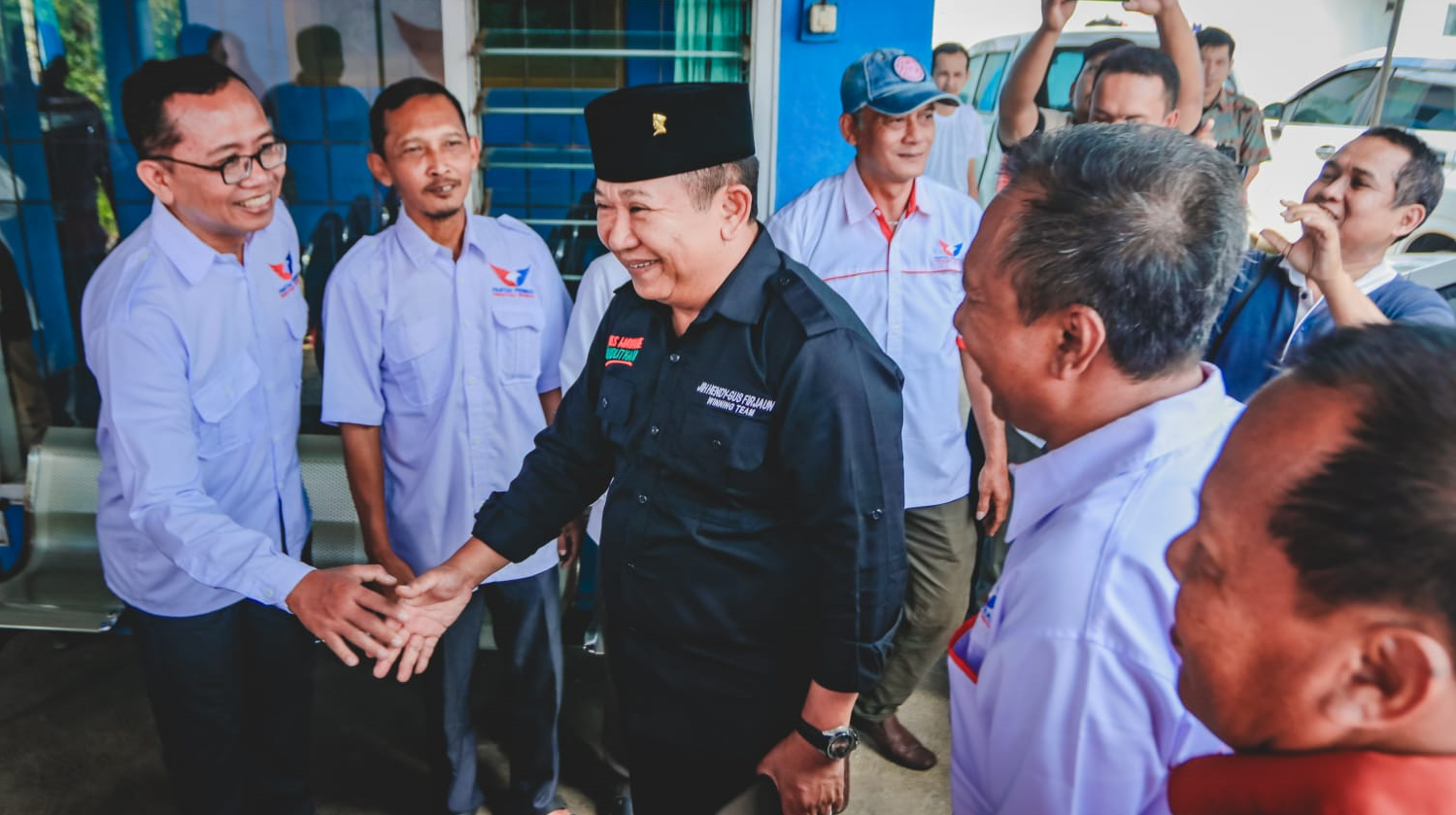 PUTUSKAN MERAPAT: Hendy Siswanto bertemu dengan sejumlah pengurus DPD Perindo Jember, di Kantor DPD Perindo Jember, Jl Letjen Panjaitan, Senin (30/9). (FOTO: HSC)