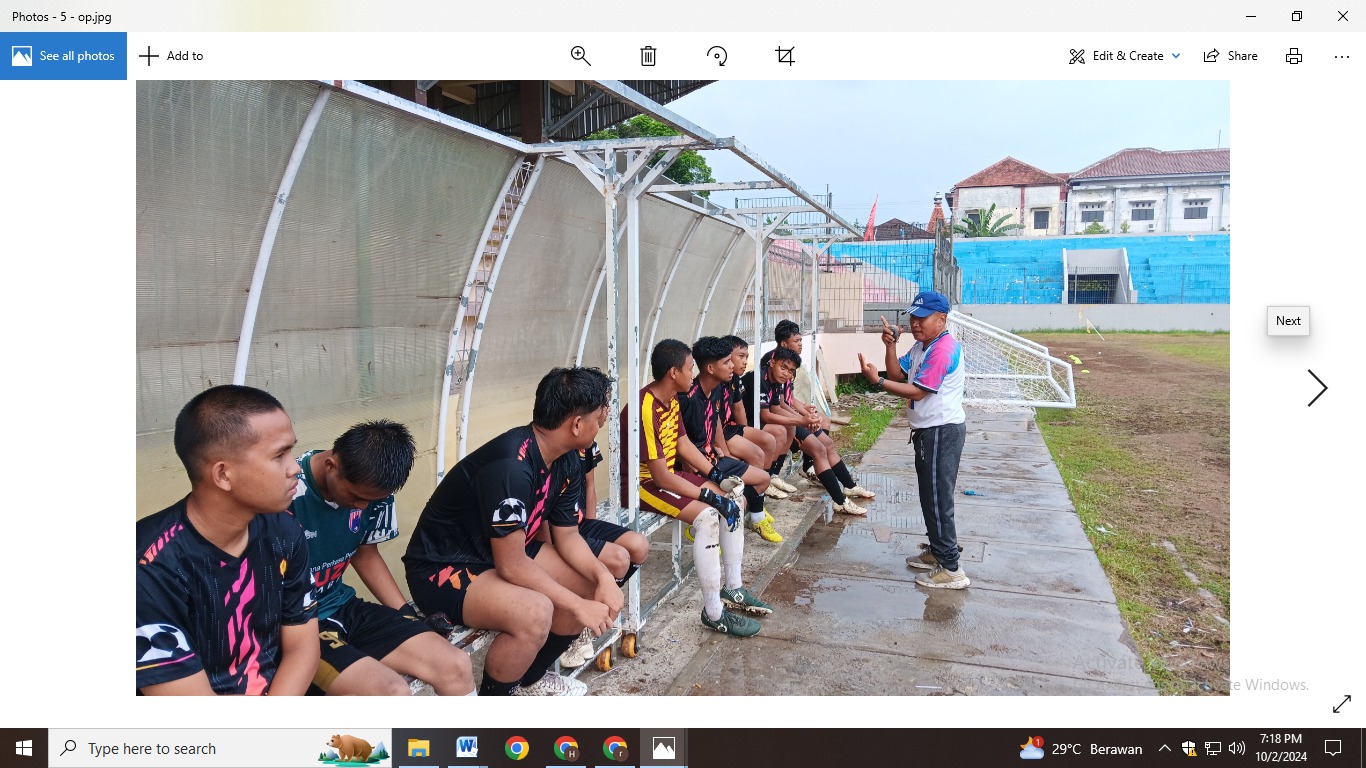 Pelatih Tim Sepakbola Popda Jember Sugeng Sudibyo memberikan arahan ke anak didiknya. (ADHI SURYA/RADAR JEMBER)