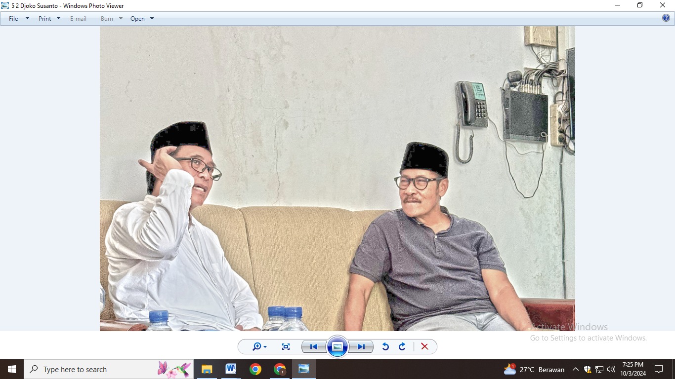 SILATURAHMI: Cawabup Jember nomor 2, Djoko Susanto, bercengkerama dengan mantan wabup, KH Muqit Arief, di Silo, kemarin. (TIM KAMPANYE DJOS)  &nbsp;