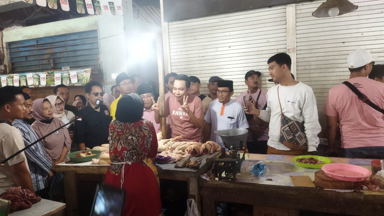KAMPANYE: Cabup nomor 2 Gus Fawait menyapa banyak pedagang Pasar Tanjung. (TIM CABUP FAWAIT)