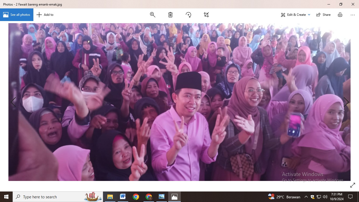 TEMUI PENDUKUNG: Cabup nomor 2 Muhammad Fawait menyapa para pendukungnya dalam kegiatan Apel Salawat, di Desa Sumberagung, Kecamatan Sumberbaru, Jember (7/10).  &nbsp;