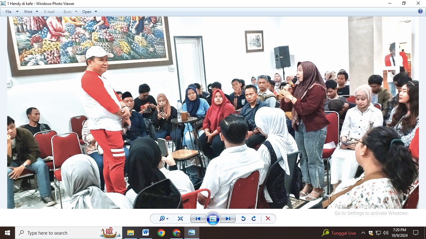 BERDIALOG: Cabup nomor 1 Hendy Siswanto berdialog dengan mahasiswa dan pemuda di Kafe 575 Majuma, Minggu (6/10). (MEGA SILVIA/RADAR JEMBER)  &nbsp;