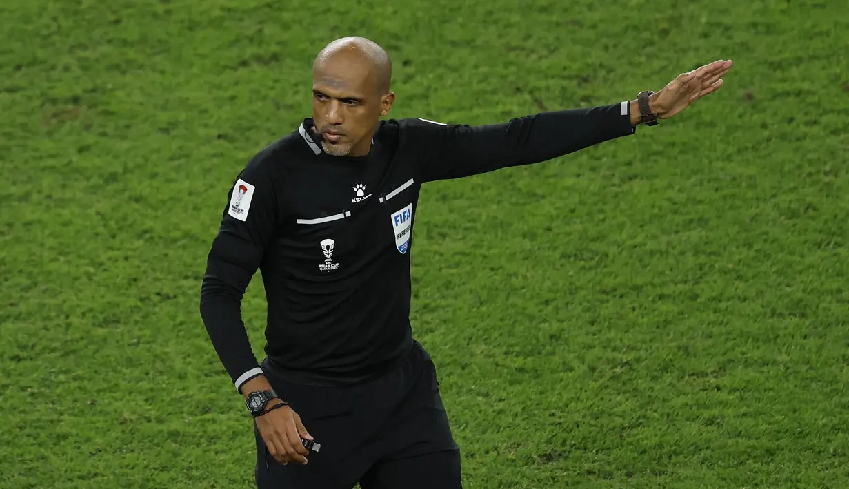 Caption foto : wasit Ahmed Al Kaf saat memimpin Bahrain Vs Indonesia