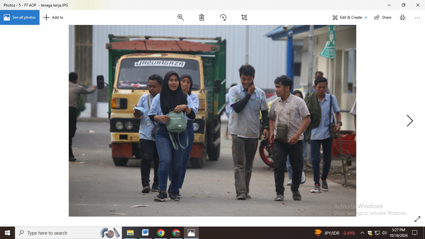 TENAGA KERJA: Buruh pabrik tripleks di daerah Wirolegi saat pulang kerja. Disnaker Jember yakin badai PHK di Indonesia tidak akan masuk ke Jember. (YULIO FA/RADAR JEMBER)