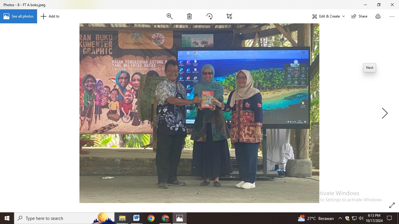 MEGA SILVIA/RADAR JEMBER BAHAGIA: Direktur Tanoker Farha Ciciek (tengah) dalam launching buku &ldquo;Ragam Pengasuhan Gotong Royong yang Melintas Batas&rdquo; di Tanoker Ledokombo, kemarin (15/10).