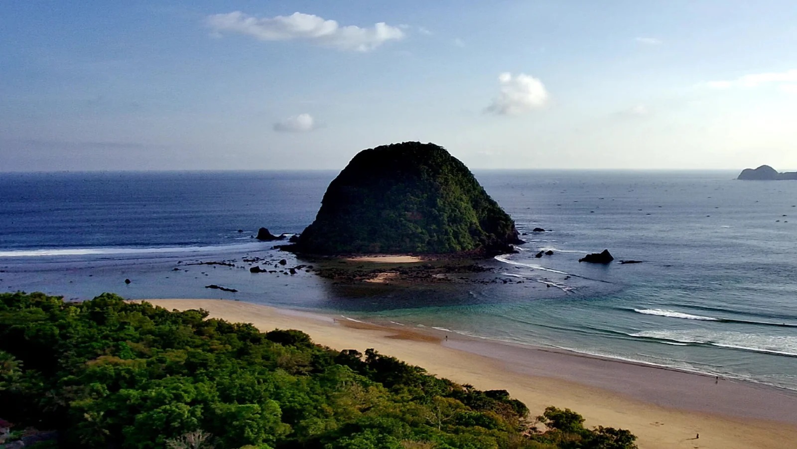 Pulau Merah menyajikan keindahan alam (Istimewa)