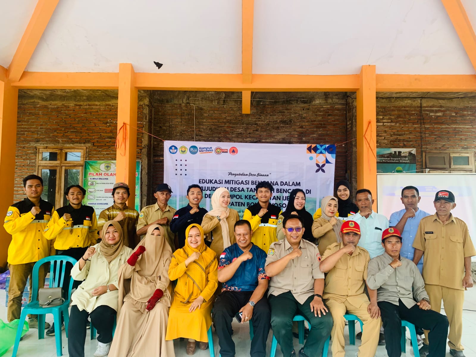 Masyarakat Desa Sempol, Kecamatan Ijen, beserta Kades Sempol, dan Dosen Teknik Pertambangan Unej berfoto bersama