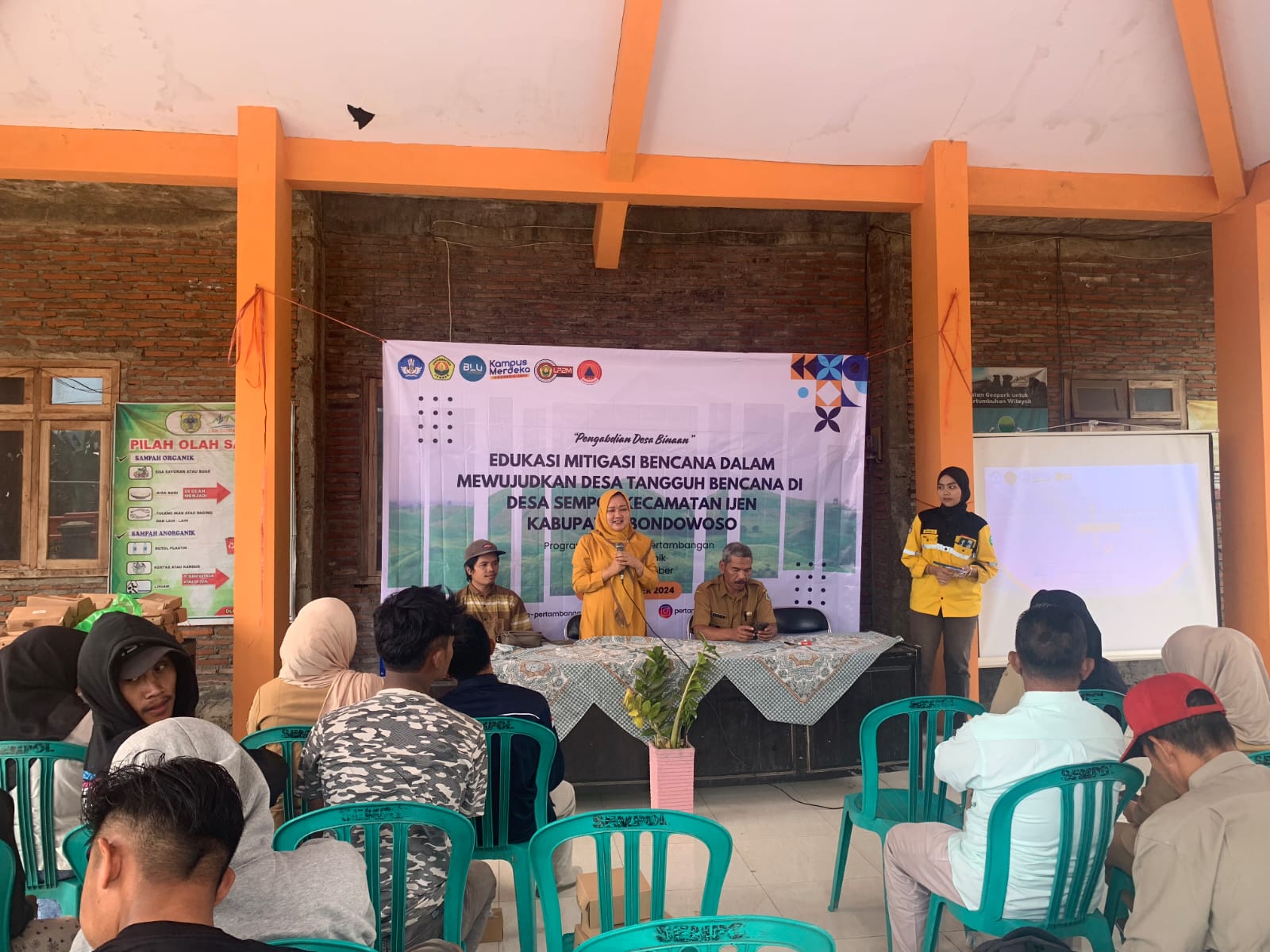Dosen Teknik Pertambangan Unej memberikan edukasi tentang mitigasi bencana di Kecamatan Ijen, Kabupaten Bondowoso.