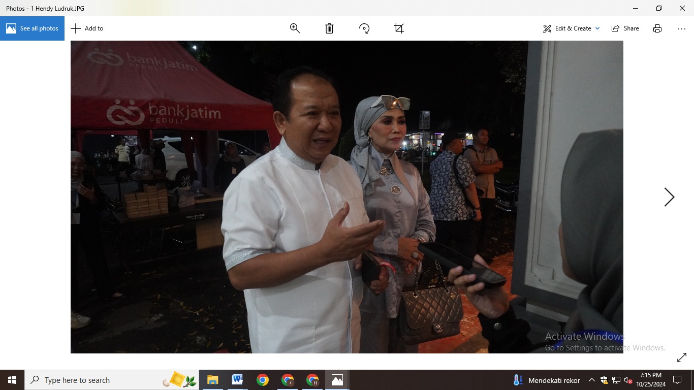 Hendy Siswanto bersama istrinya Kasih Fajarini berjalan menuju lokasi pertunjukan ludruk (YULIO/RADAR JEMBER)