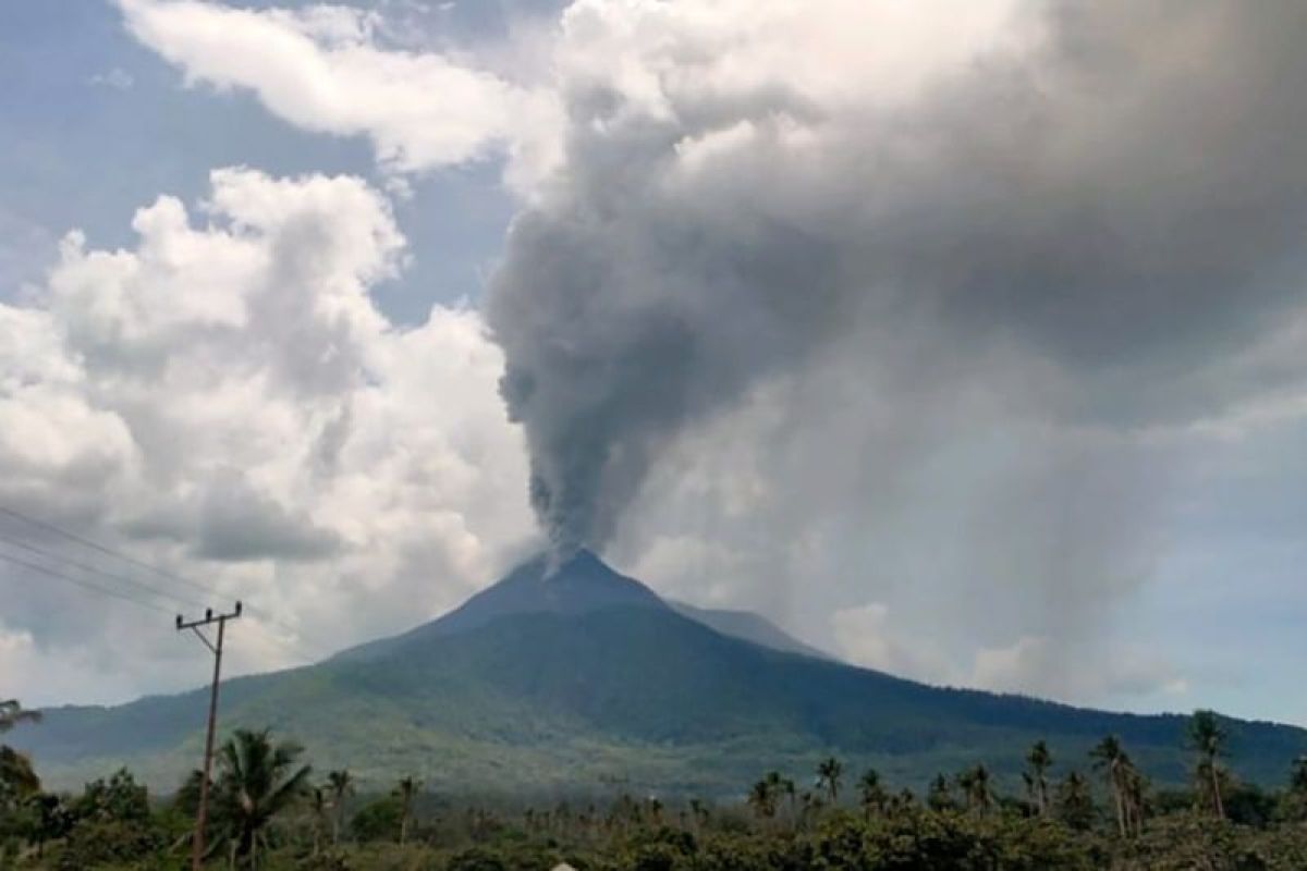 Gunung Lewotobi mengalami erupsi (Antara)