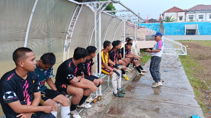 INSTRUKSI: Coach Sugeng Sudibyo (kanan) memberikan arahan saat laga uji coba melawan Cahaya Madura di Stadion Notohadinegoro, September lalu. (M ADHI SURYA/RADAR JEMBER)