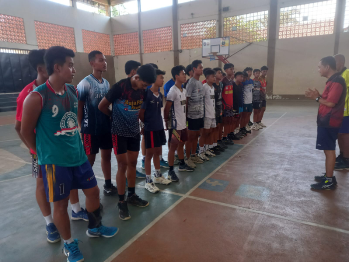 ARAHAN: Atlet voli putra Jember yang disiapkan untuk Popda Jatim. (PBVSI Jember)
