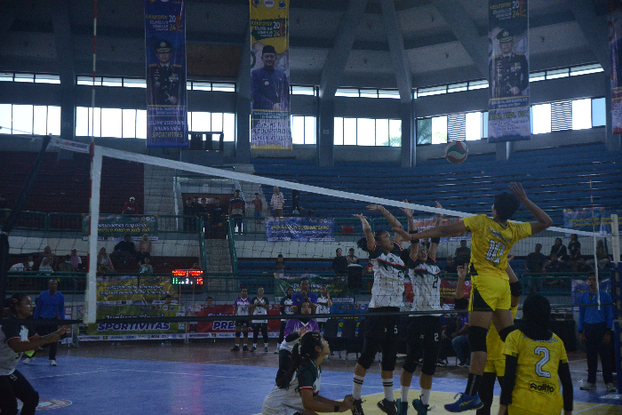 Tim Bina Voli Putri dari Jember (kiri) mencoba menghalau smash pemain Jenggolo Sport asal Sidoarjo.