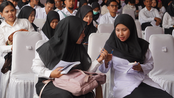 KETAT: Peserta SKD CPNS memeriksa pensil sebagai alat tulis yang diperbolehkan dibawa dalam ruang tes. (YULIO FA/RADAR JEMBER)