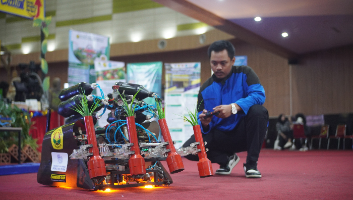 UJI COBA: Robot pertanian bernama Abu Robocon dikendalikan oleh mahasiswa Unej. Hampir Setiap Hari Melakukan Riset (YULIO FA/RADAR JEMBER)