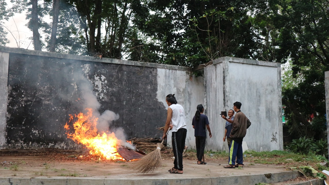 Panitia yang dikoordinir oleh pimpinan produksi sedang melakukan bersih-besih tempat pementasan (Fathia Ulya/ Teater IMASIND)