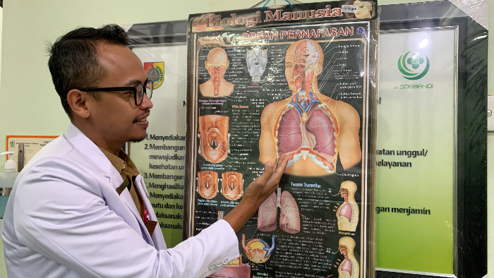 EDUKASI: Dokter spesialis paru RSD dr Soebandi, dr Wahyu Agung Purnomo, menunjukan organ pernapasan manusia. (ILHAM WAHYUDI/RADAR JEMBER)
