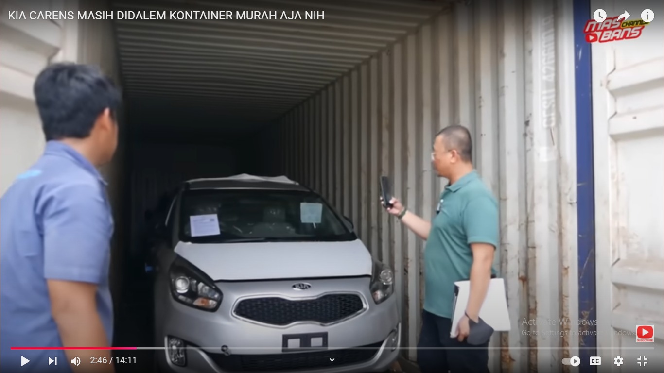 potongan gambar dari yotube Mas Bans yang melihatkan Kia Carens  yang tersimpan di dalam kontainer.