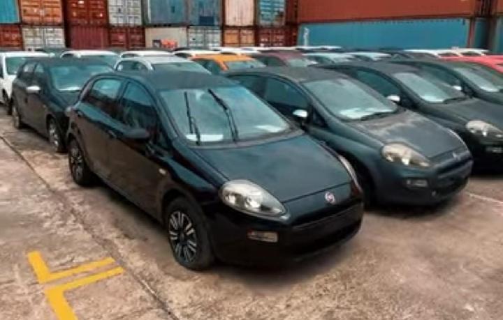 Puluhan Fiat Punto dan Kia Carens dilelang Bea Cukai RI. Foto: Instagram @beacukairi
