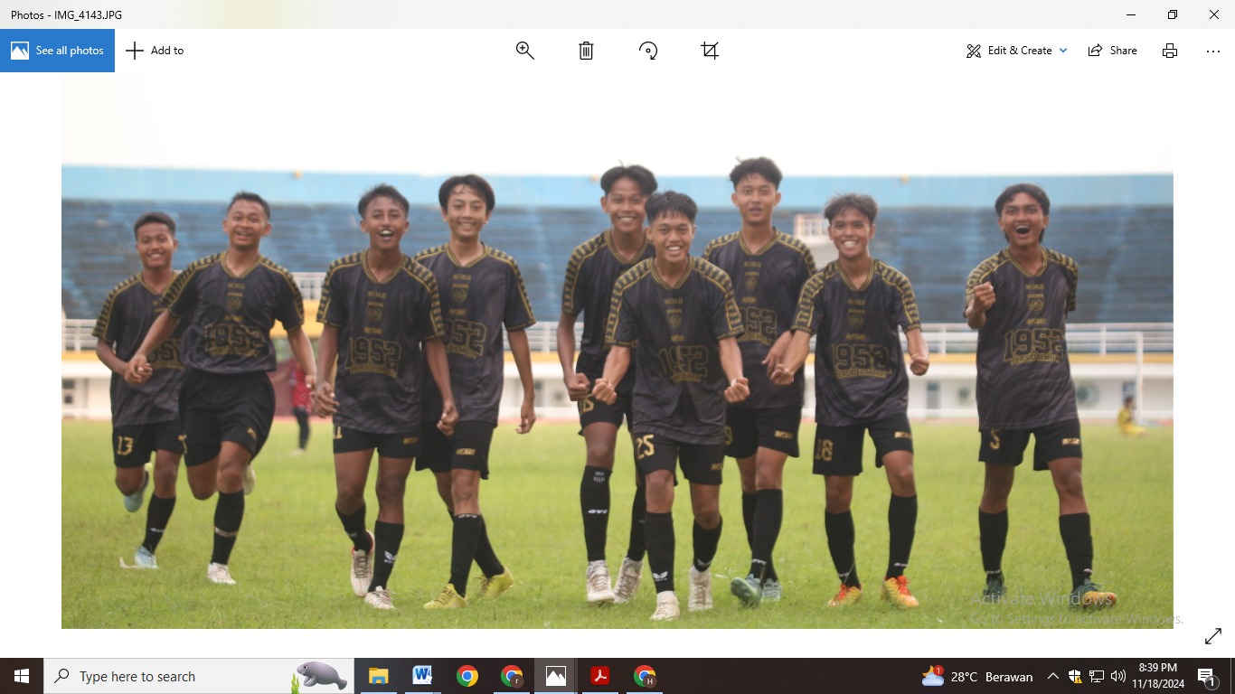 Selebrasi pemain Persid Jember Junior setelah mencetak gol ke gawang MBU. (YULIO/RADAR JEMBER)