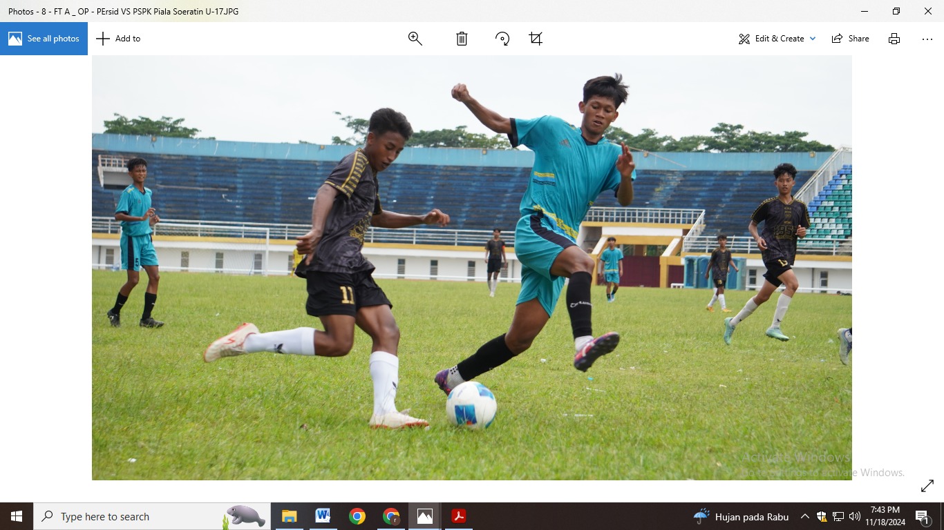 SENGIT: Pemain Persid, M. Zaini Mustofa (kiri), mencoba melewati hadangan pemain PSPK Kota Pasuruan dalam lanjutan Piala Soeratin U-17 Jatim Grup F di Stadion JSG, (18/11).  YULIO FA/RADAR JEMBER