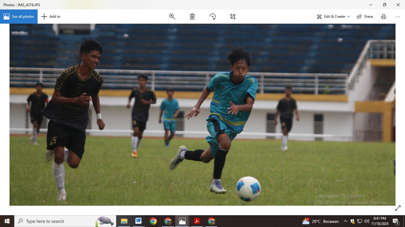 Pemain Persid Jember Junior (Hitam) melawan PSPK Kota Pasuruan