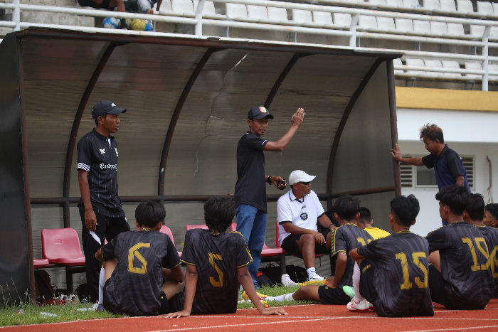ARAHAN: Pelatih Persid senior, Misnadi, memberikan pengarahan kepada pemain Persid Jr pada jeda pertandingan melawan PSPK Kota Pasuruan, Senin (18/11). (YULIO FA/RADAR JEMBER)