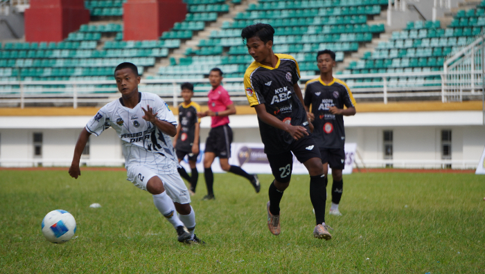 SENGIT: Charles Alvero Octavia (kanan) berebut bola dengan pemain Persebo Muda. Dalam laga terakhir Grup F Piala Soeratin U-17 Jatim tersebut, Persid keluar sebagai pemenang. (ADHI SURYA/RADAR JEMBER)