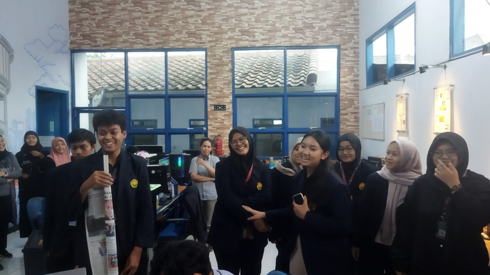 Mahasiswa HI Unej yang tergabung dalam HIMAHI datang ke dapur redaksi Radar Jember