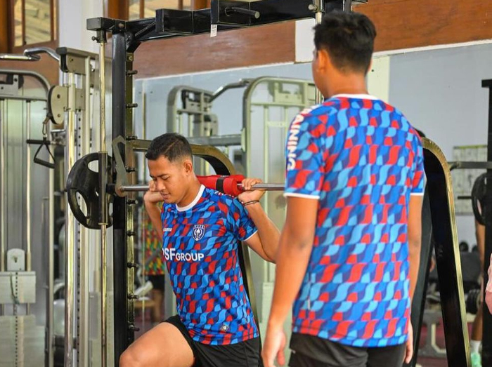 BERLATIH: Erlangga Setyo kiper PSPS Pekanbaru asal Jember ini menambah latihan mandiri dengan fitnes. (Instagram : Erlangga Setyo)