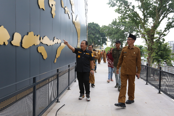PROSES PENYELESAIAN: Bupati Jember Hendy Siswanto dan Wabup Jember MB Firjaun Barlaman meninjau videotron yang menjadi kesatuan proyek renovasi Alun-Alun Jember, kemarin (26/11) pagi.( AZZQAL AZQIYA